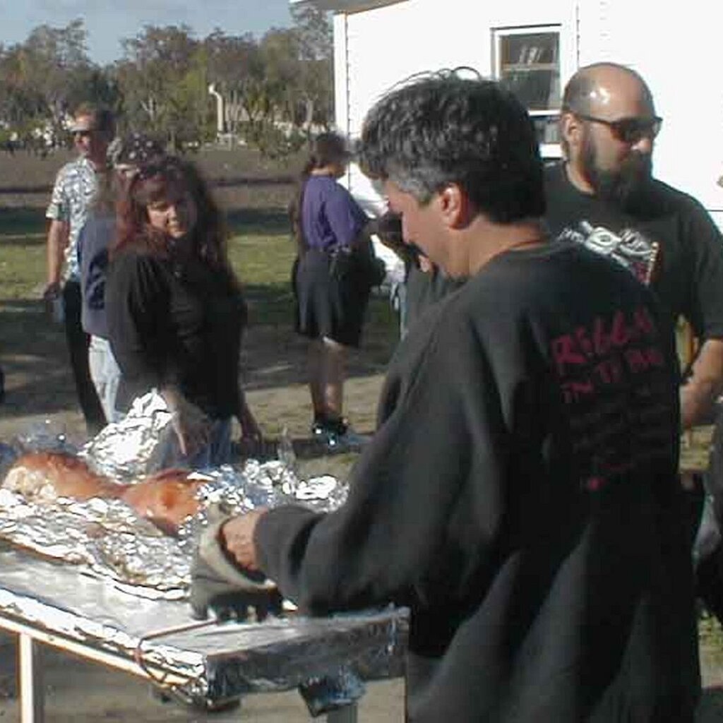 Charlie_Jackson_Halloween_1999-10-28x16-12-00 Etene Fau and Sam Albert tend the pig as Cheri Huerta, Eli, Jeff, and ???? look on at Charlie Jackson's Ferguson house in Mountain View CA, October 28th, 1999.