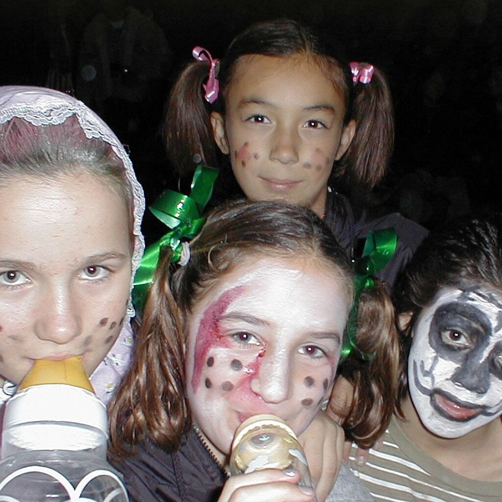 Charlie_Jackson_Halloween_1999-10-28x20-10-00 The girls get to dress up at Charlie Jackson's Ferguson house in Mountain View CA, October 28th, 1999.