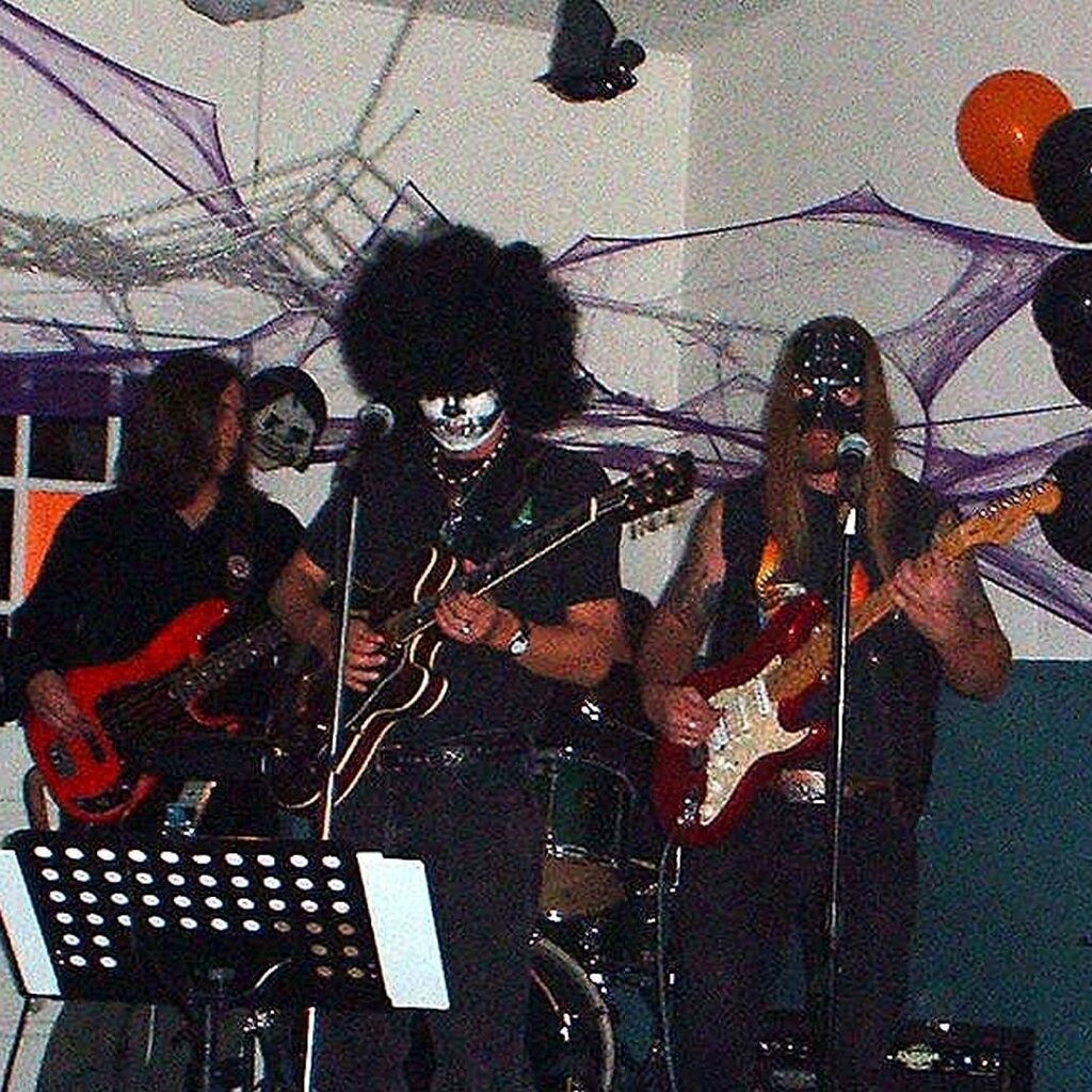 Charlie_Jackson_Halloween_2001-10-27x21-09-19 OK, a yeat later, but it's still Halloween. Johnny Bird with the red Stratocaster, probably at Bourbon One Lounge in Sunnyvale CA, October 27th, 2001.