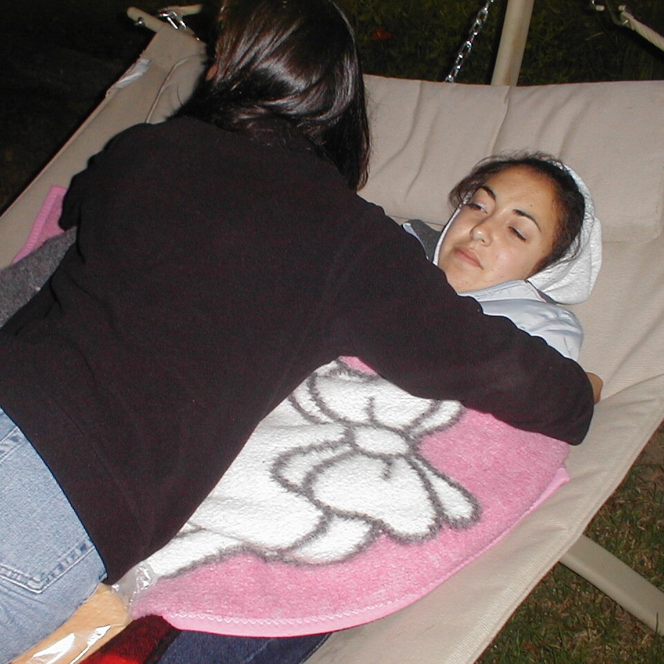 2000-07-01x20-13_Eli_kid Eli's daughter gets a hug.