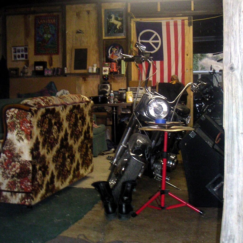 Charlie_Jackson_visit_2003-10-11x18-30-59 Worried Charlie Jackson might be ill, I peek inside. Nobody's home at 12780 Clayton Road, San Jose, CA. (It's a roofer now.)