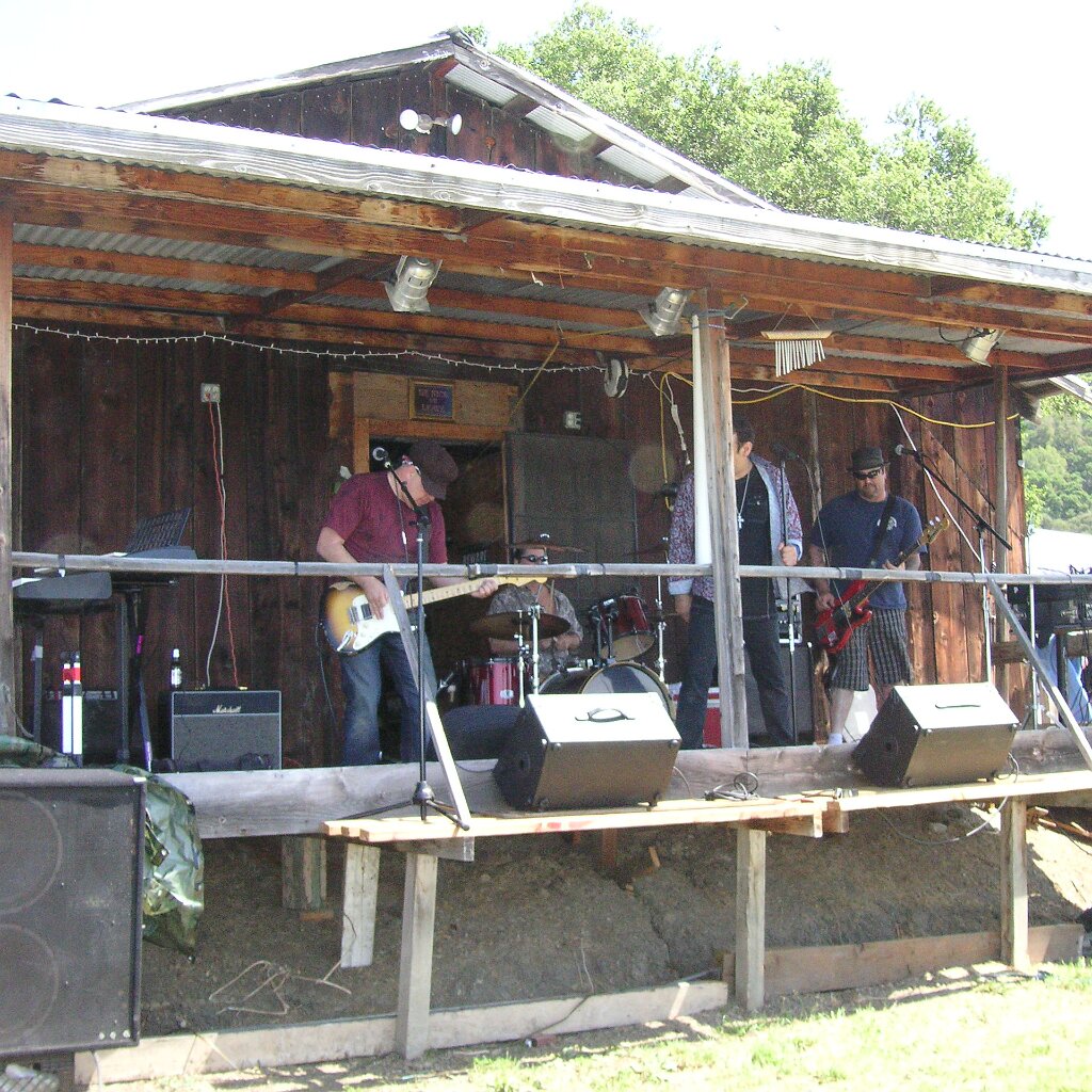 Charlie_Jackson_2014_4-20_Party_2014-04-19x14-04-10 A few musicians warm up at the 4-20 party at Charlie Jackson's home in the barn at 12780 Clayton Road, San Jose, CA. (It's a roofer now.)